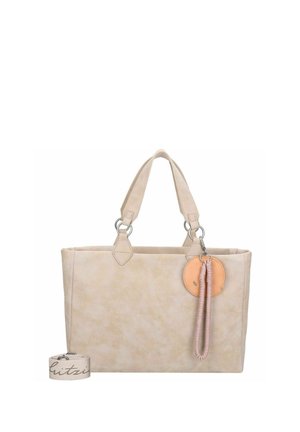 Beige tote bag van gestructureerd leer, met twee handvatten, zilverkleurige hardware, een ronde leren label en een roze gewikkelde accent.