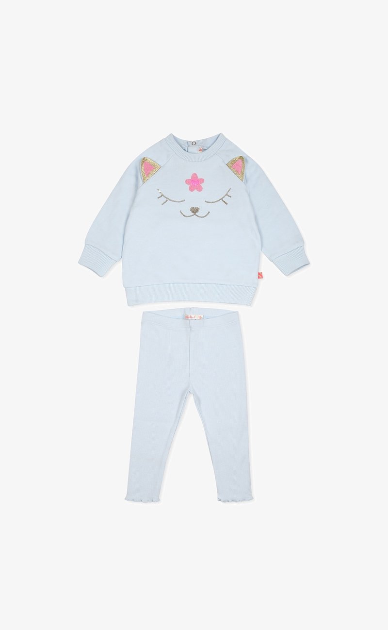 Ensemble en coton bleu clair comprenant un haut avec un design de visage de chat, des accents pailletés, et un legging côtelé assorti avec des ourlets effilochés.