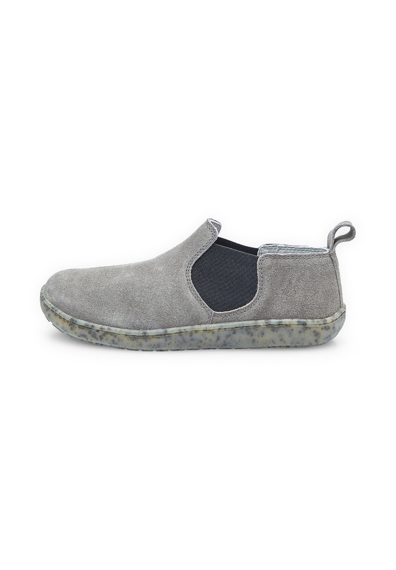 Heled hall suède slip-on kingad mustade elastsete külglibvide ja laigulise läbipaistva kummitaldaga, vaadatuna välisküljelt.