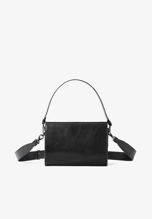 Sac à main en cuir noir avec une forme rectangulaire structurée. Il comprend une bandoulière amovible, une poignée supérieure et une finition texturée.