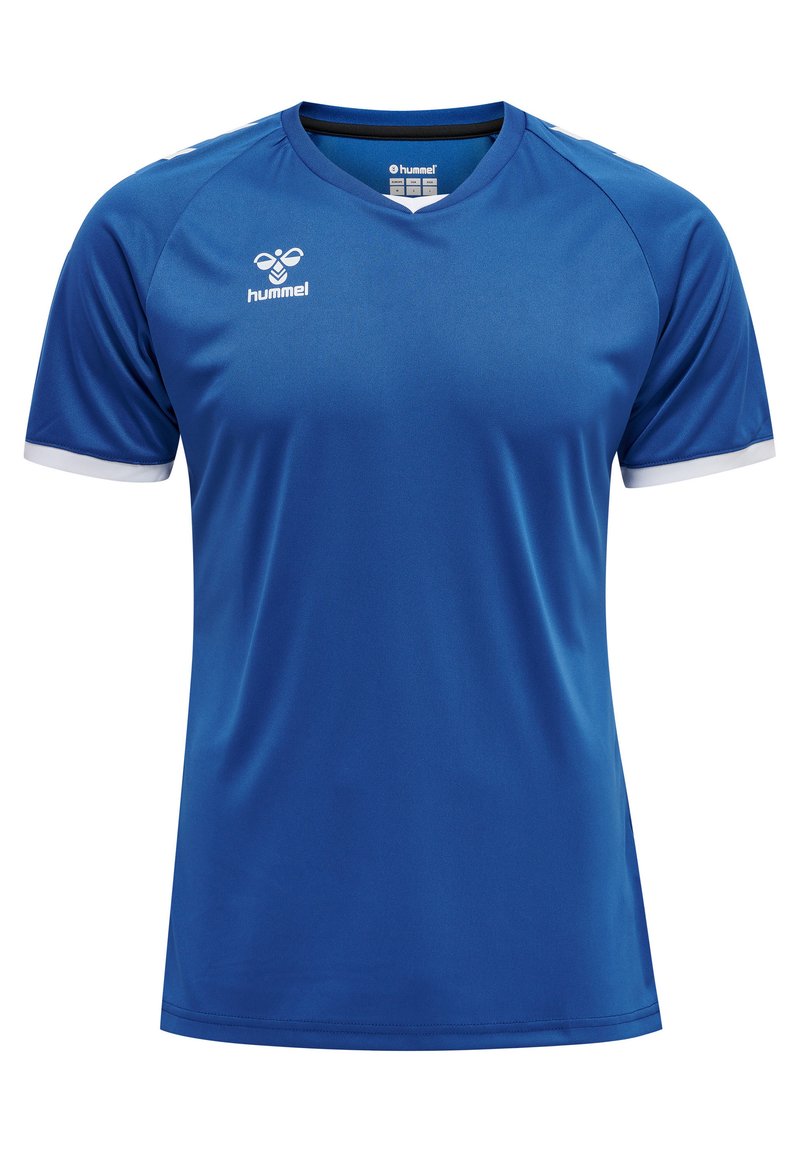 Blauwe sporttrui van gladde stof. Heeft een V-hals, korte mouwen met witte accenten en een logo op de borst.