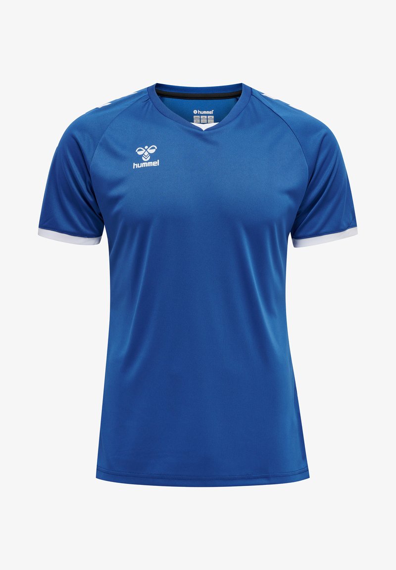 Blå sports trøje lavet af glat stof. Har en V-hals, korte ærmer med hvide detaljer og et logo på brystet.