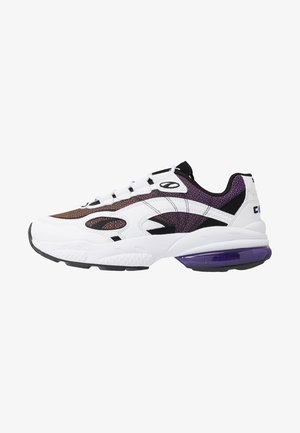 Chaussure de sport avec une tige en mesh blanc, des accents noirs et violets, des motifs texturés et une semelle amortissante en air violette.