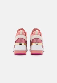 Sneaker rosa e bianchi con accenti luccicanti, dettagli in oro e tacco testurizzato. Presentano un interno imbottito e suola a contrasto.