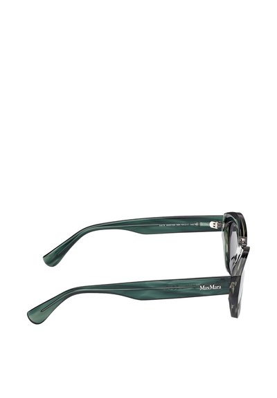 Vihreäkuvioiset aurinkolasit, joissa on paksu kehys, kiiltävä pinta ja kaiverrettu logo sangan kohdalla, esittäen tyylikästä muotoilua.