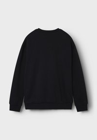 Sweatshirt noir à col rond, à manches longues, avec des poignets et un ourlet à côtes. Le tissu semble lisse et a une coupe décontractée.