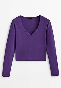 Pull en maille côtelée violet à manches longues avec un col en V profond et une coupe légèrement courte, posé à plat sur un fond blanc.