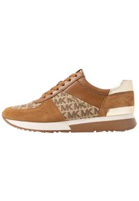 Sneaker in suede e pelle marrone con motivo monogram, dettagli dorati e suola imbottita con finitura testurizzata.