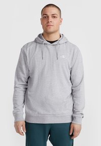 Un sweat à capuche en tissu gris clair, avec une capuche à cordon, des poignets côtelés et un petit logo blanc sur la poitrine.