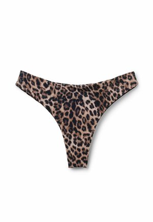 Tanga de mujer con estampado de leopardo, de talle bajo, con lados estrechos y cobertura trasera mínima sobre fondo blanco.
