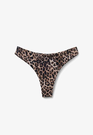 Tanga de mujer con estampado de leopardo, de talle bajo, con lados estrechos y cobertura trasera mínima sobre fondo blanco.