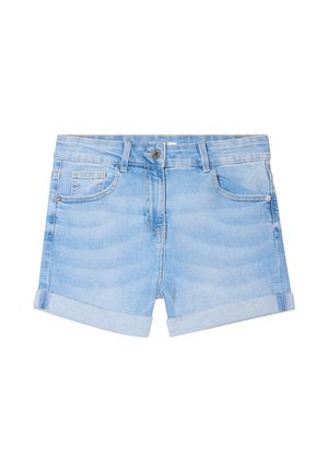 Lichtblauwe denim shorts met opgerolde zomen, voorste knoop, ritssluiting en ontwerp met vijf zakken op een witte achtergrond.