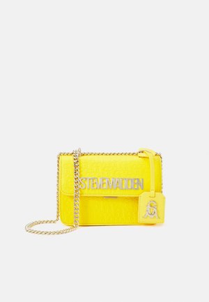 Hellgelbe Umhängetasche mit geprägt gemustertem Design, silberner Kettenriemen, auffälligem silbernem "Steve Madden" Logo und angebrachtem gelben Anhänger mit Logo.