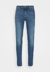 Vaqueros de mezclilla azul claro con diseño de pierna recta, estilo de cinco bolsillos y cierre de botón. Textura suave con ligeros detalles de desteñido.