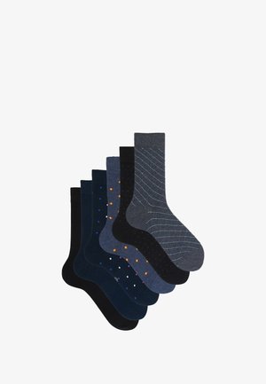 Set aus sechs Socken in Marineblau und Schwarz. Die Merkmale umfassen unterschiedliche Muster: Punkte, kleine Quadrate und diagonale Linien, mit kontrastierenden Akzenten.