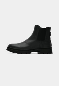 Schwarze Leder-Ankle-Boots mit elastischen Seiteneinsätzen, einer Zuglasche und einer strukturierten Gummisohle für besseren Halt. Glatte Oberfläche mit subtilen Nähten.