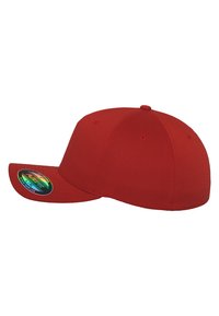 Piros baseball sapka sima anyagból, lekerekített koronával, merev karimával és egy színes matricával a bal oldalon.