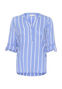 Blouse bleu clair avec des rayures verticales blanches, dotée d'un décolleté en V, de manches retroussées et d'une fermeture par un unique bouton. Tissu lisse.