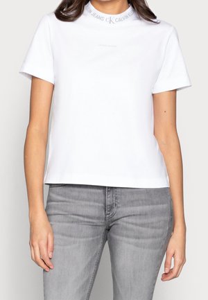 Weißes T-Shirt mit kurzen Ärmeln und rundem Kragen, versehen mit einem grauen Logo-Band. Einfaches Design, glatte Textur und gerader Saum.