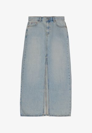 Vaalean sininen denim-midi-hame, jossa on etureikä, viisi taskua, vyölenkit ja vetoketjukiinnitys. Sisältää hienovaraisia haalistumia ja ompeluyksityiskohtia.
