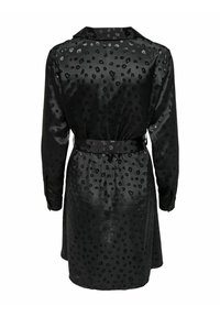 Abito di raso nero con colletto, caratterizzato da un motivo a stampa leopardata, maniche lunghe e vita con cintura. Texture liscia e design lungo fino al ginocchio.
