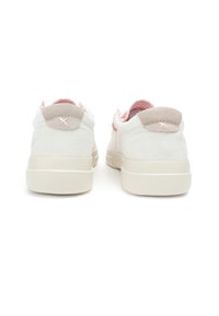 Sneaker bianche con dettagli in suede, una fodera a fantasia rosa e una suola ammortizzata. Presentano un design minimalista e un dettaglio del tallone a contrasto.