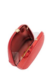 Červená plastová kabelka na clutch s textúrovaným povrchom, zlatým kovovým zámkom a priesvitným zapínaním. Interiér je podšitý lesklou červenou látkou.
