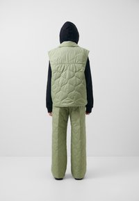 Nike Sportswear ESSENTIAL PANT - Teplákové kalhoty - oil green/black