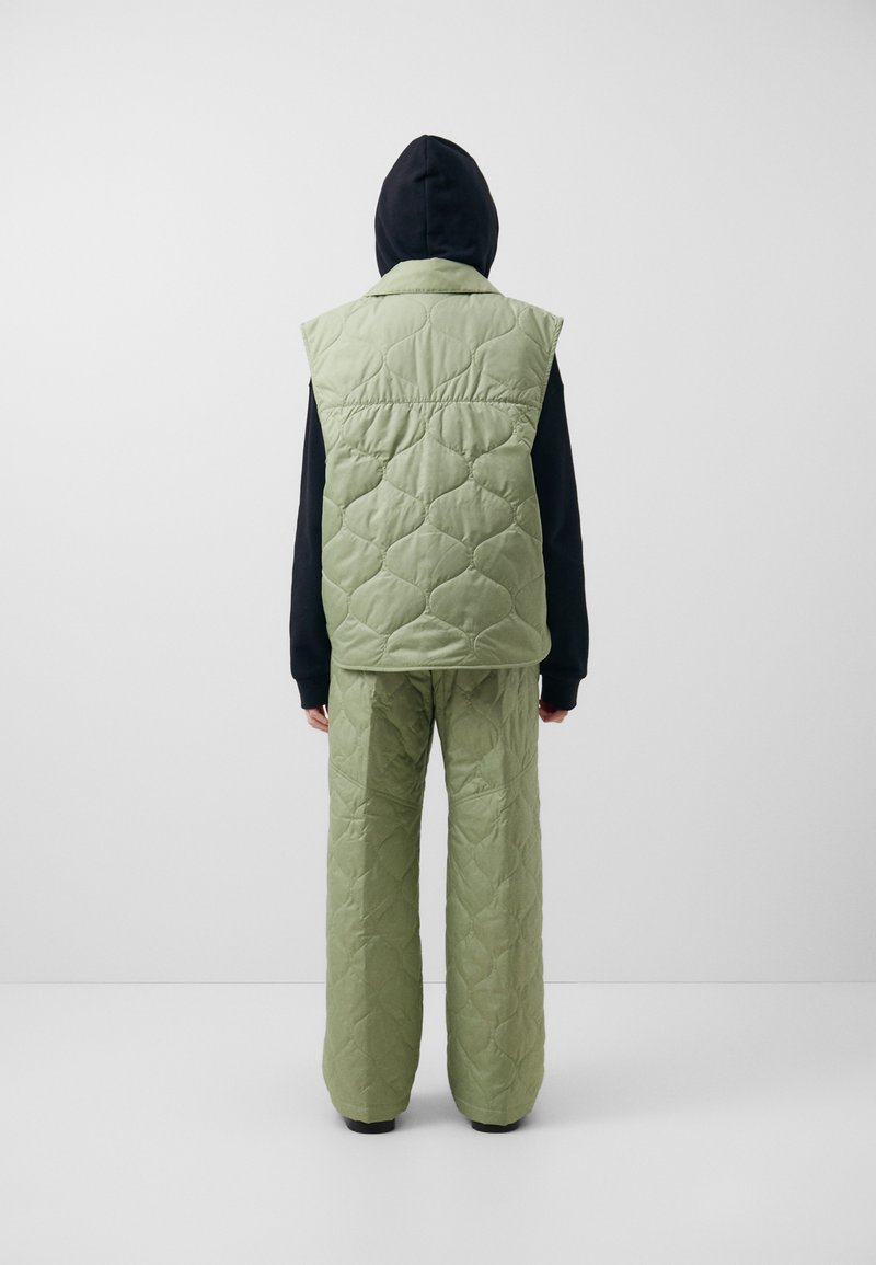 Nike Sportswear ESSENTIAL PANT - Teplákové kalhoty - oil green/black