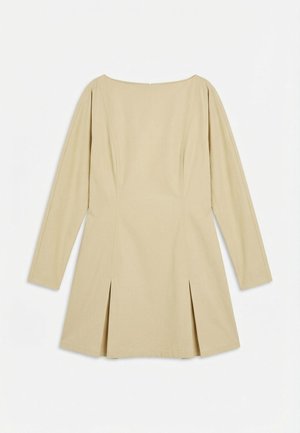 Μπεζ φόρεμα μακρυμάνικο με λαιμόκοψη τύπου βάρκας, ραφές ως διακοσμητικά στοιχεία και πιέτες μπροστά, απλωμένο επίπεδα σε λευκό φόντο.