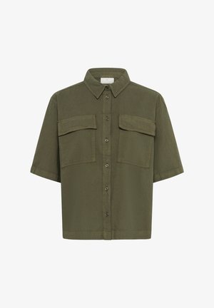 Camisa de manga corta de color verde oliva con botones, cuello puntiagudo y dos grandes bolsillos con solapa en el pecho.