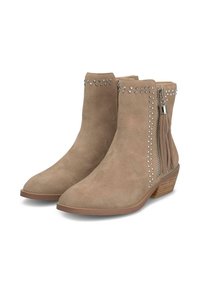 Botas de tobillo de ante beige con acentos de tachuelas plateadas, cremallera lateral y detalle de borlas. Punta ligeramente afilada y diseño de tacón apilado.