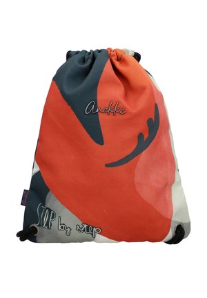 Mochila con cordón con patrón abstracto en rojo, azul marino y beige, con el logo "Anekke" y el texto "Paso a paso" en la esquina inferior.