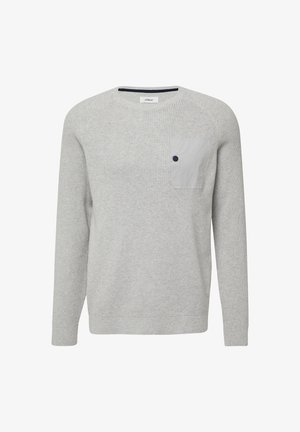 Hall hall ja soe hall kampsun tekstuuriga kudumisega, millel on kergemast hallist kangast rinnatasku ja nööpide detail.