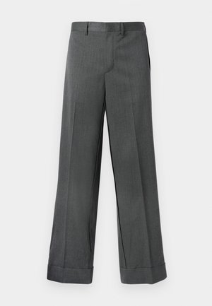 Pantalons larges gris en tissu texturé, dotés d'une taille plate, de passants de ceinture et d'ourlets à revers. Design ajusté sans poches visibles.