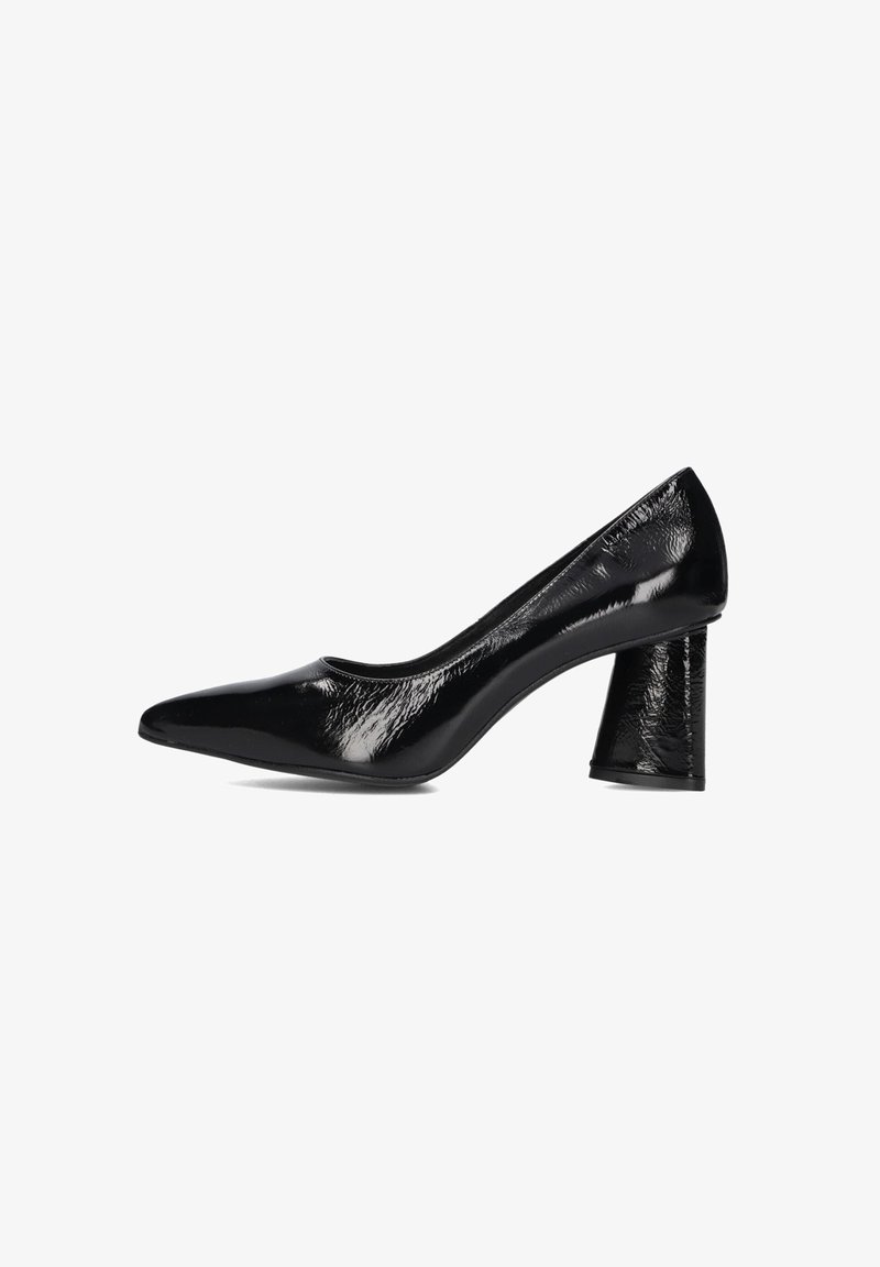 Soulier noir en cuir verni avec un bout pointu et un talon bloc. La surface est brillante et le talon a une finition texturée.
