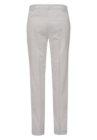 Lichtgrijze op maat gemaakte broeken met twee achterste paspelzakken en riemlussen, tentoongesteld vanaf de achterkant op een witte achtergrond.