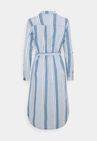 Dlouhé modro-bílé pruhované košilové šaty s límečkem, dlouhými rukávy, se páskem v pase a zakulacen ým lemem. Texturovaná tkanina.