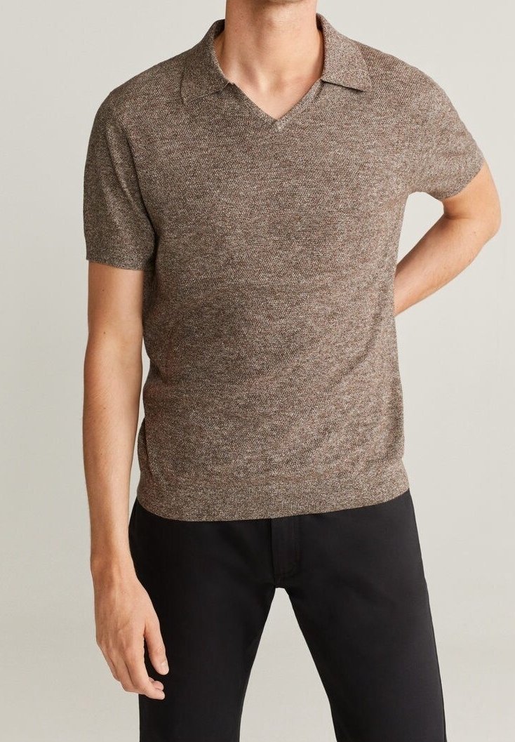 Béžový polo tričko s krátkým rukávem, texturovanou pleteninou, designem do V a klasickým límečkem, nošený s černými kalhotami.