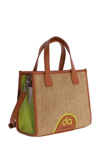 Bolso tote con asas marrones que presenta un exterior tejido en beige y un interior verde brillante. Detalle notable del logo en amarillo en la parte delantera. Incluye una correa ajustable.