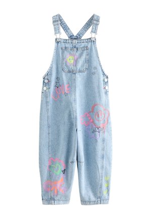 Jasnoniebieskie ogrodniczki z denimu z regulowanymi szelkami, przednią kieszenią i kolorowymi wzorami w stylu graffiti, w tym kwiatami, sercami, gwiazdami oraz słowem miłość.