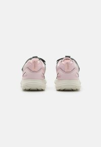 Rosa und graue Sportschuhe mit einem Obermaterial aus Mesh, strukturierten Akzenten und einer weißen Sohle; ausgestattet mit einem gepolsterten Kragen und verstellbaren Riemen.