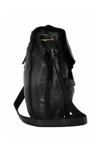 Borsa in pelle nera con finitura testurizzata, dotata di un compartimento principale, tasca laterale con zip e tracolla regolabile. Dettagli in metallo dorato.