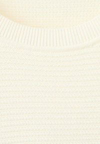 Maglione color crema con trama, collo a coste e motivo a strisce orizzontali, realizzato in morbido materiale a maglia.