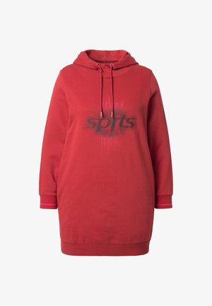 Czerwona sukienka z kapturem wykonana z miękkiego materiału, z nadrukiem "sports" na przodzie, regulowanym sznurkiem w kapturze oraz kontrastowymi różowymi akcentami na rękawach.