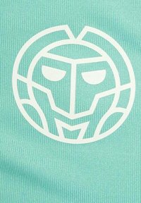Tela turquesa con un gráfico prominente en blanco de un logo estilizado de un casco. La textura es acanalada y suave.