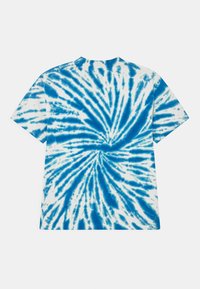 Krátký rukáv tričko v bílé barvě s modrým tie-dye spirálovým vzorem. Měkký bavlněný materiál, volný střih, design s kulatým výstřihem.