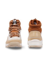 Sneaker alte marroni e beige realizzate con materiali texturizzati, dotate di lacci in corda, occhielli in metallo e supporto per la caviglia imbottito.