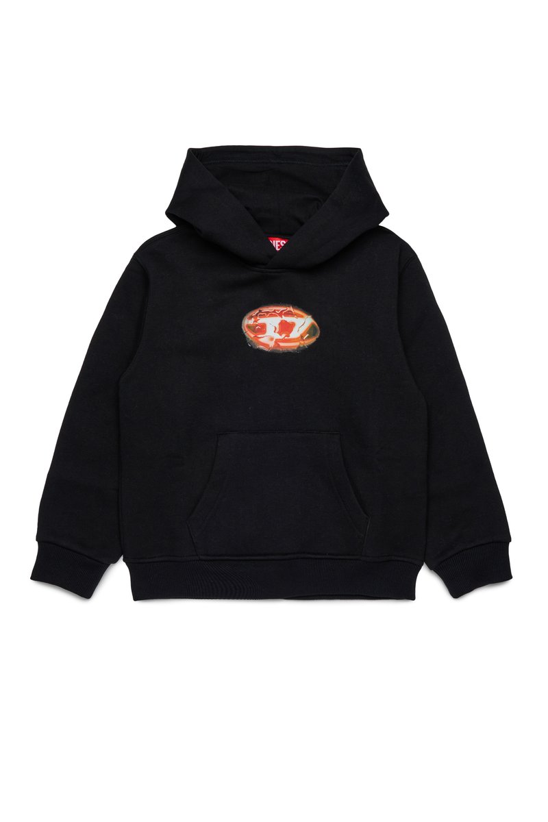 Schwarzer Hoodie aus weichem Stoff, mit einer vorderen Tasche, gerippten Bündchen und einem ovalen grafischen Design in Rot und Weiß auf der Brust.