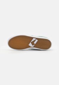 Globe ENCORE 2 - Sapatilhas - jade green/white